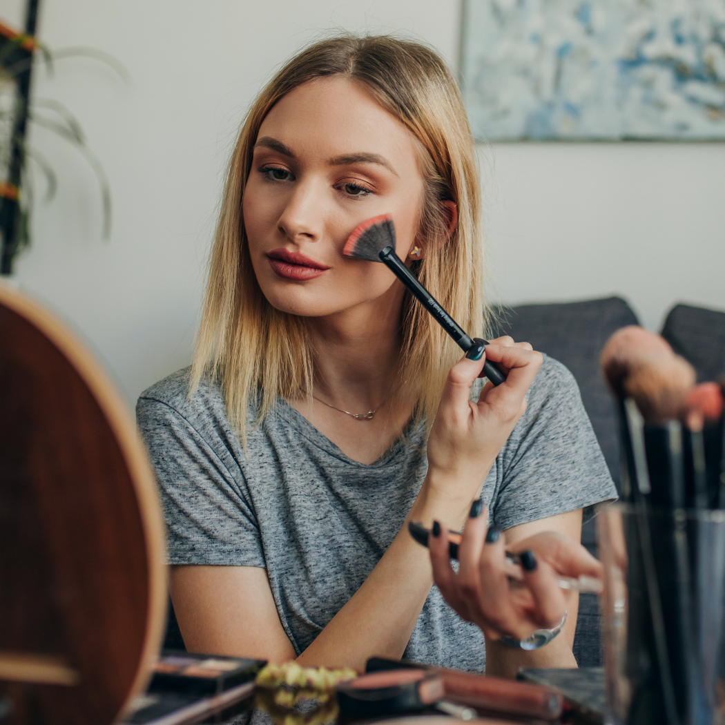 Wyparł styl „clean girl”. Makijaż na „mob wife” podbija internetowe trendy. Będzie hitem w 2024 roku